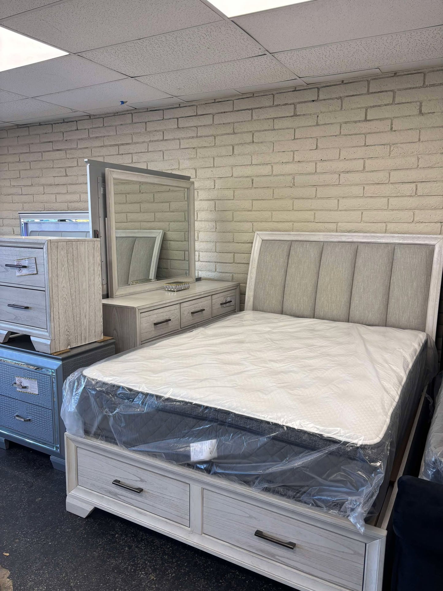 4PC QUEEN BED FRAME (1BEDFRAME,1DRESSER,1MIRROR,1NIGTSTAND)