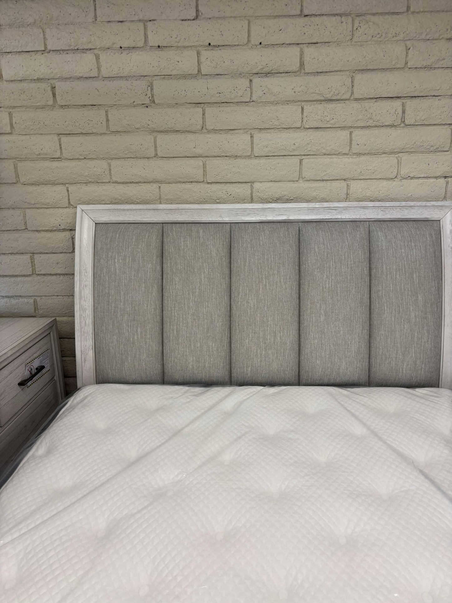 4PC QUEEN BED FRAME (1BEDFRAME,1DRESSER,1MIRROR,1NIGTSTAND)