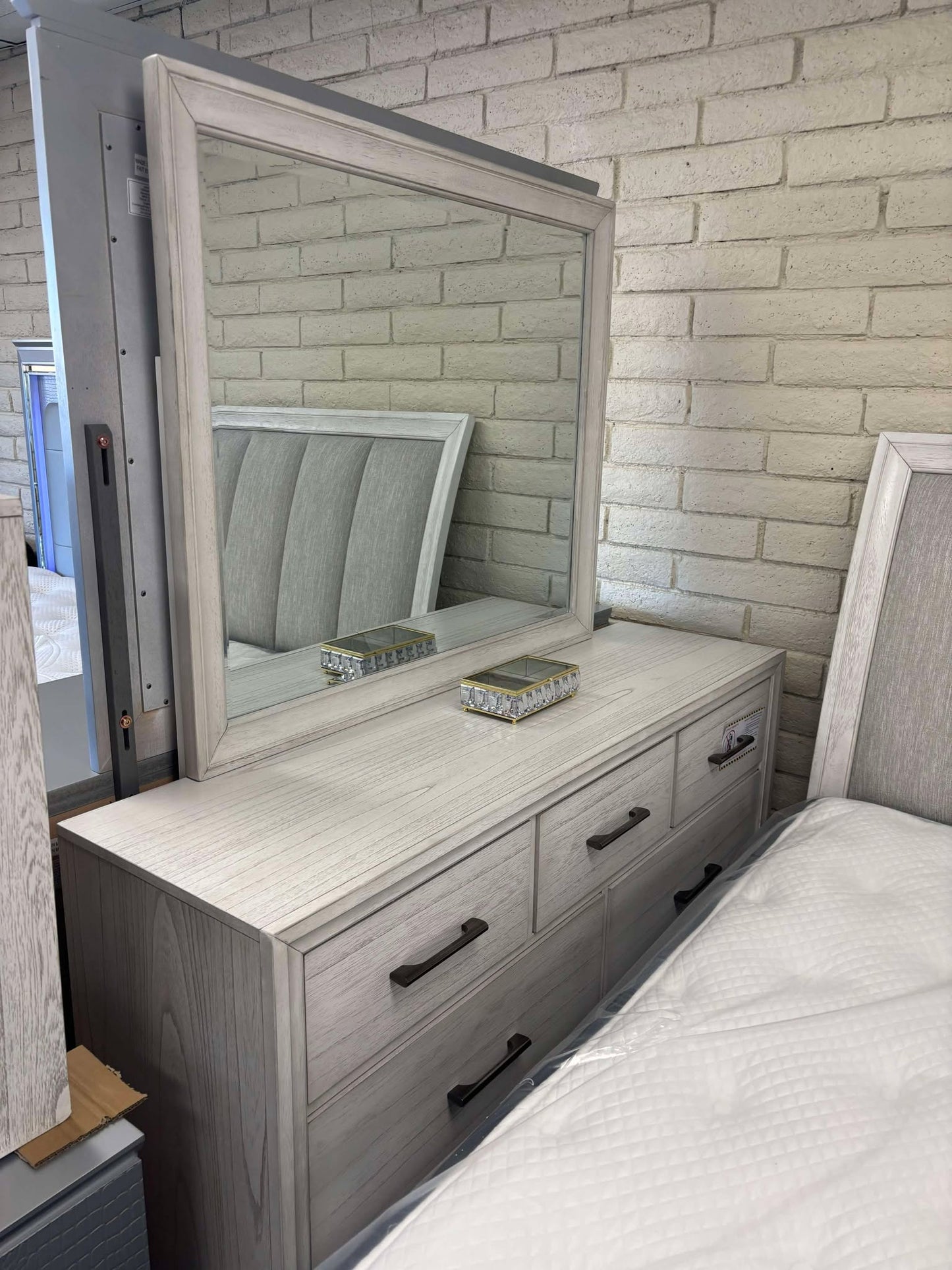 4PC QUEEN BED FRAME (1BEDFRAME,1DRESSER,1MIRROR,1NIGTSTAND)