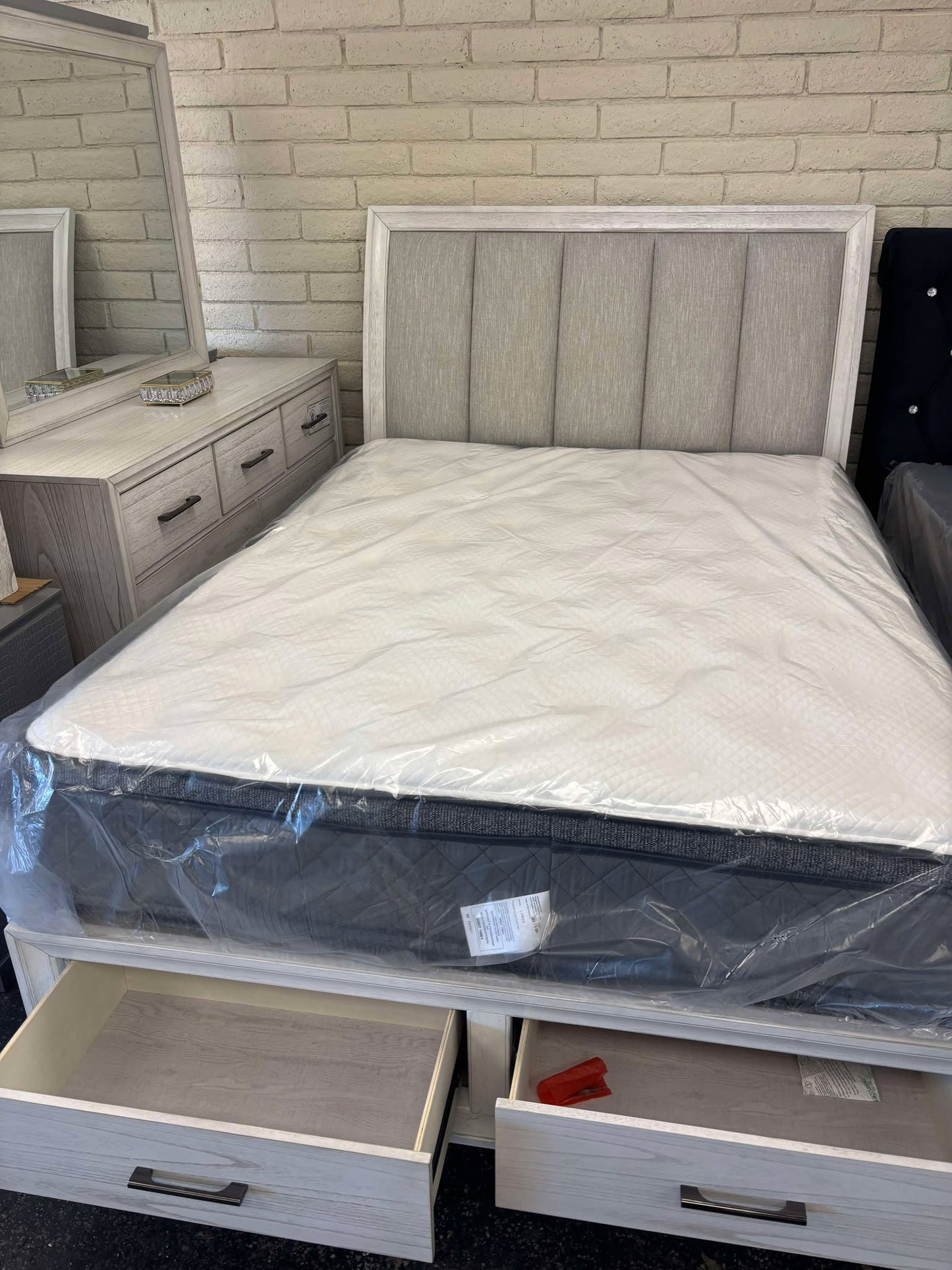 4PC QUEEN BED FRAME (1BEDFRAME,1DRESSER,1MIRROR,1NIGTSTAND)